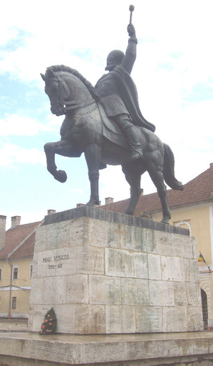 Statuia ecvestra a lui Mihai Viteazul. - Portile Cetatii Alba Iulia si schimbarea garzii