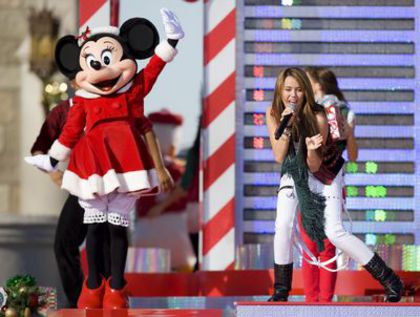 normal_5 - Walt Disney World Christmas Day Parade 2008