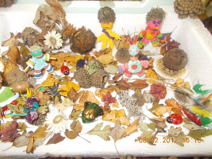 decor autumnal cu omuleti din plastilina 073