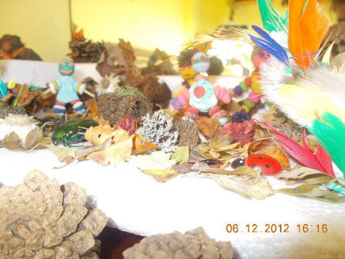 decor autumnal cu omuleti din plastilina 075