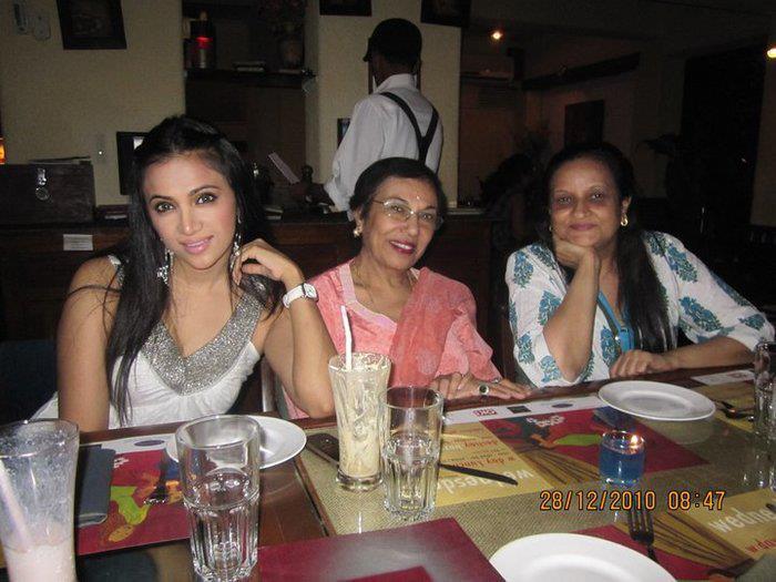 399801_231736680250842_1003832458_n - xxShilpaxx