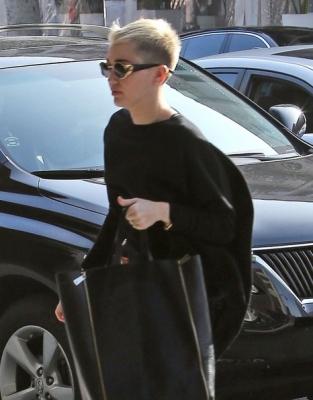 normal_Miley2BCyrus2BMiley2BCyrus2BMedical2BBuilding2BBeverly2BHdHmm48zHfhl