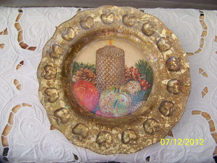 decorata cu foita de aur