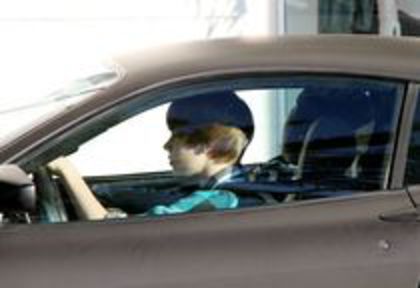 Justin trecea tocmai pe acolo cu masina