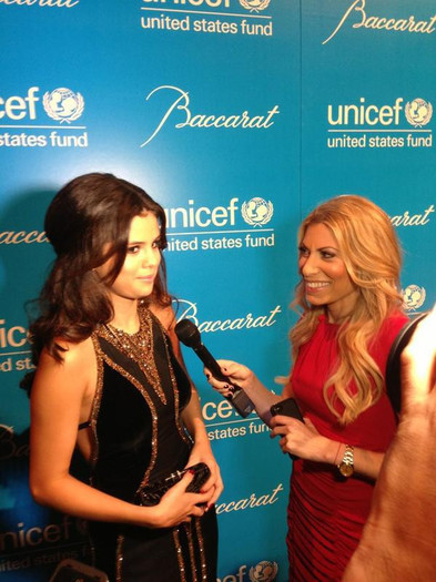 402999_339420189488653_1110026922_n - Selena Unicef Snowflake Ball