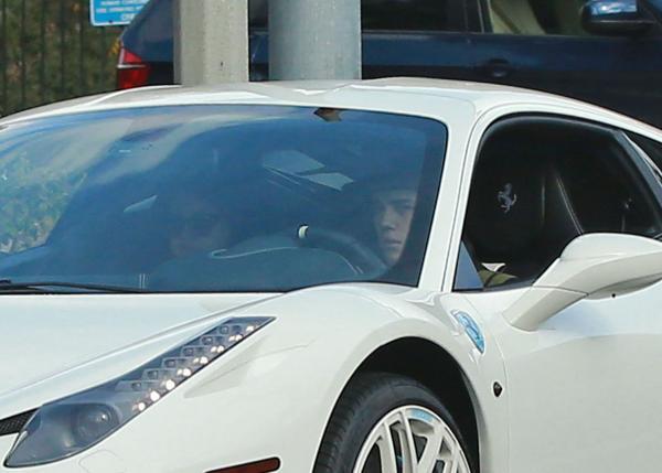 299997_341594369271235_609966392_n - Selena and Justin leaving his house---04 December 2012