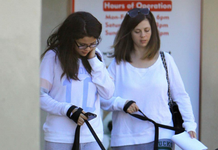 73219_338145662949439_223610564_n - Selena Gomez and her mother veterinary output