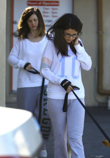 305687_338145966282742_704179038_n - Selena Gomez and her mother veterinary output