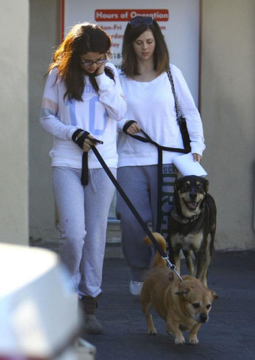 318996_338145709616101_1171341957_n - Selena Gomez and her mother veterinary output