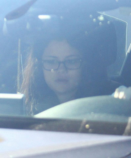 381635_338146129616059_1158137422_n - Selena Gomez and her mother veterinary output