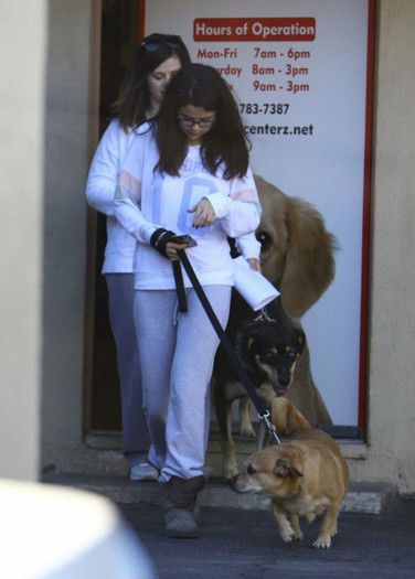 486935_338144642949541_1465191314_n - Selena Gomez and her mother veterinary output