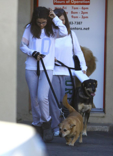 556102_338144956282843_1982367468_n - Selena Gomez and her mother veterinary output