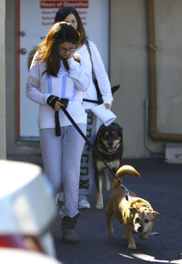 600361_338145792949426_1261466131_n - Selena Gomez and her mother veterinary output