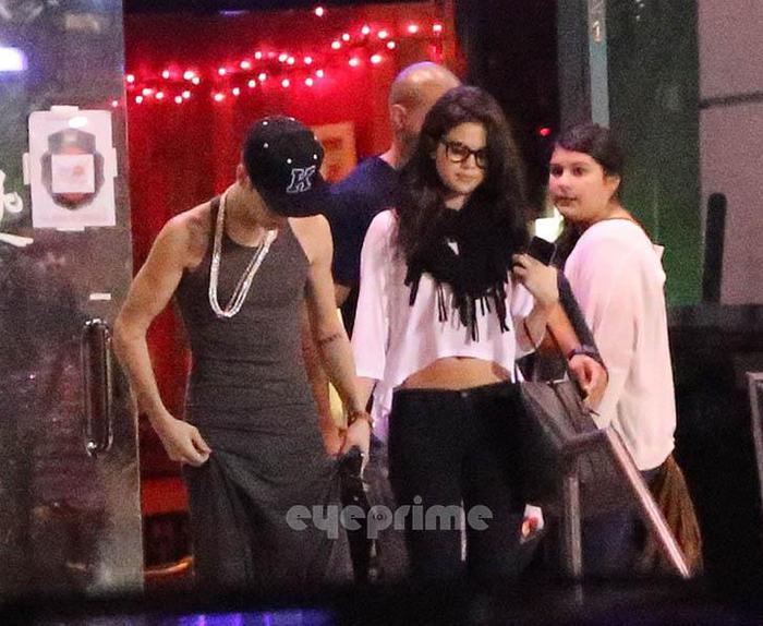 579195_335496269881045_1874355442_n - Jelena going to leaving dinner---16 November 2012