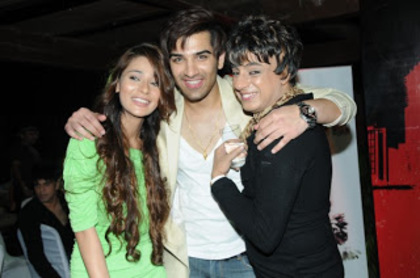 9_ Sara Khan with PAras Chhabra and Rohit Verma DSC_0879
