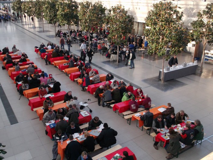 UN HOL MIC PE POST DE CRASMA