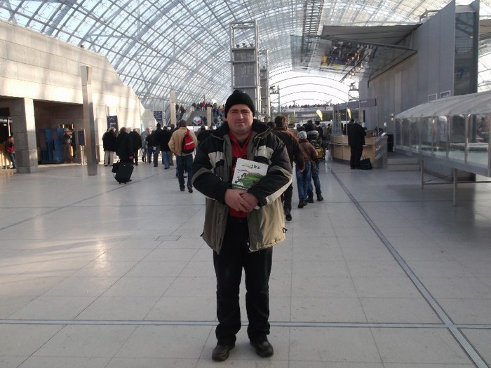 AJUTA-L DOAMNE PE FRANCEZUL CU GAINA