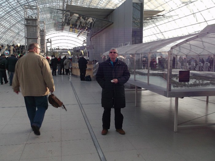 MULTA LUME ESTE IN SPATELE MEU