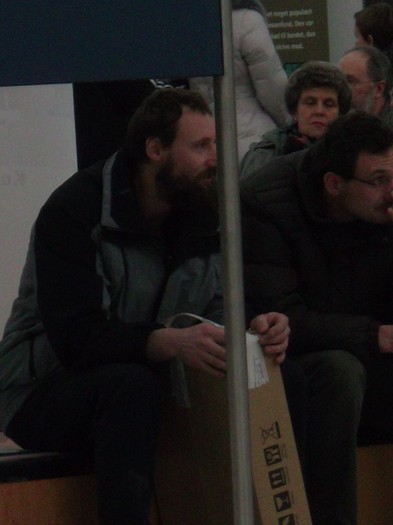 ASTEPTI DE-TI CRESTE BARBA