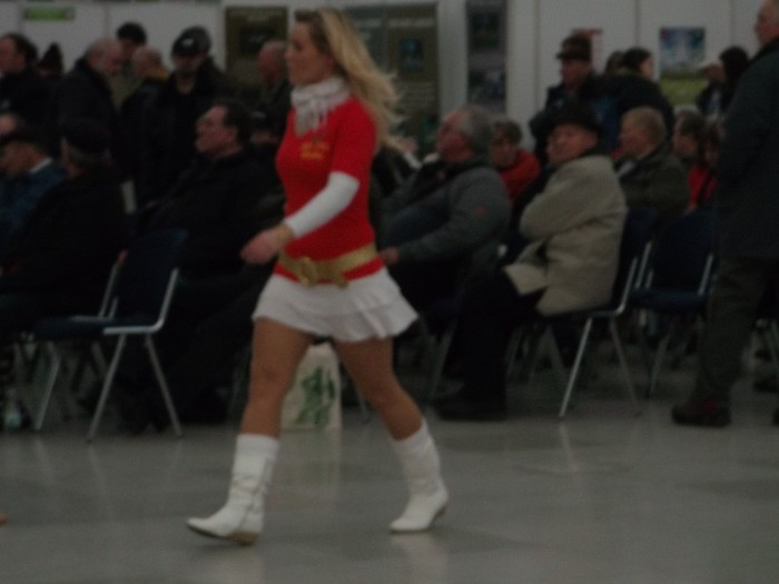 A INTORS OCHII PE DOS(ALTORA)