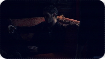 ;%u25B6 *se arunka pe canapea|se uita la TV*
