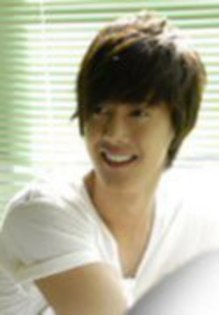 el este Onew liderul trupei shinee