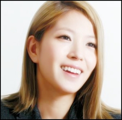 Intreab-o si pe Ji Woo, Shin. Ca si ea a fost atunci cand a venit Taeyang :-? Ok...el e :-" Pt tine; :))
