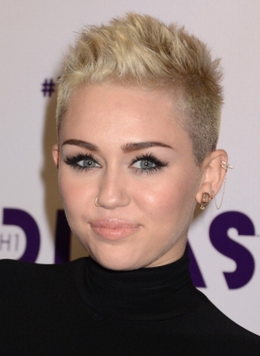 normal_158440781-singer-miley-cyrus-arrives-at-vh1-divas-2012-gettyimages