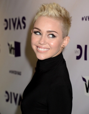 normal_158440794-singer-miley-cyrus-arrives-at-vh1-divas-2012-gettyimages - VH1 Divas 2012 - Arrivals