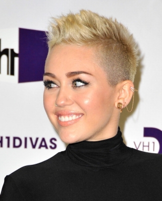 normal_158440802-singer-miley-cyrus-arrives-at-vh1-divas-2012-gettyimages - VH1 Divas 2012 - Arrivals