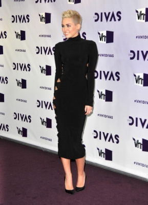 normal_158440804-singer-miley-cyrus-arrives-at-vh1-divas-2012-gettyimages - VH1 Divas 2012 - Arrivals