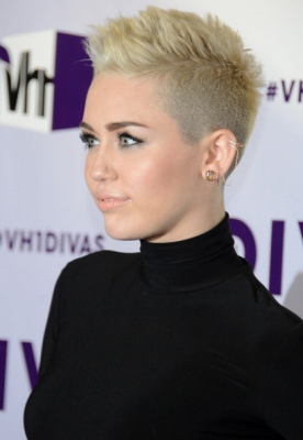 normal_158440887-singer-miley-cyrus-attends-vh1-divas-2012-at-gettyimages - VH1 Divas 2012 - Arrivals