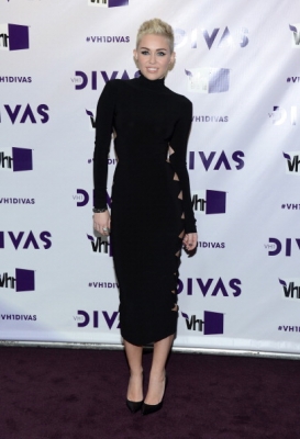 normal_158440933-singer-miley-cyrus-attends-vh1-divas-2012-at-gettyimages - VH1 Divas 2012 - Arrivals