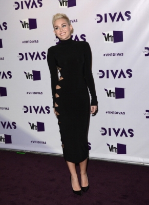 normal_158440961-singer-miley-cyrus-arrives-at-vh1-divas-2012-gettyimages