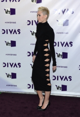 normal_158440991-singer-miley-cyrus-attends-vh1-divas-2012-at-gettyimages - VH1 Divas 2012 - Arrivals