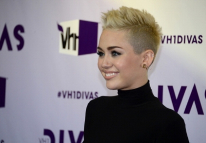 normal_158440993-singer-miley-cyrus-attends-vh1-divas-2012-at-gettyimages - VH1 Divas 2012 - Arrivals