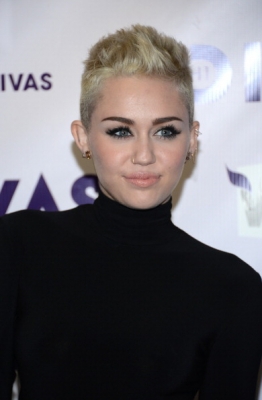 normal_158440995-singer-miley-cyrus-attends-vh1-divas-2012-at-gettyimages - VH1 Divas 2012 - Arrivals