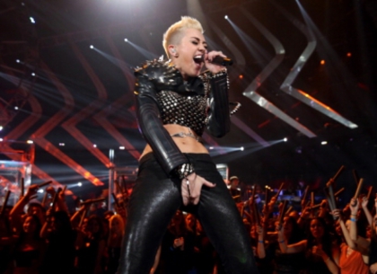 normal_158444012-singer-miley-cyrus-performs-onstage-during-gettyimages - VH1 Divas 2012 - Show