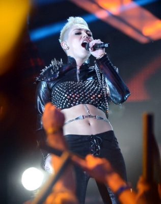normal_158444053-singer-miley-cyrus-performs-onstage-at-vh1-gettyimages - VH1 Divas 2012 - Show