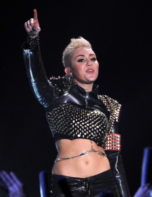 normal_158444060-singer-miley-cyrus-performs-onstage-during-gettyimages - VH1 Divas 2012 - Show