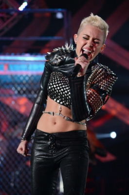 normal_158444074-singer-miley-cyrus-performs-on-stage-at-vh1-gettyimages - VH1 Divas 2012 - Show