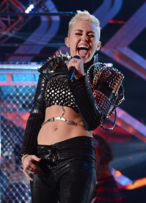 normal_158444082-singer-miley-cyrus-performs-on-stage-at-vh1-gettyimages - VH1 Divas 2012 - Show