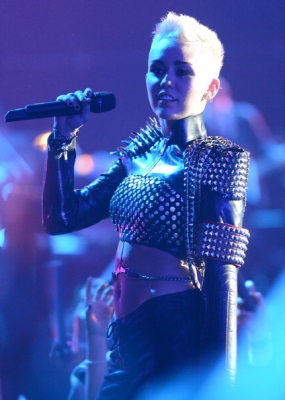normal_158444095-singer-miley-cyrus-performs-onstage-at-vh1-gettyimages - VH1 Divas 2012 - Show