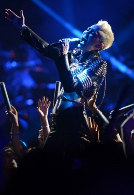 normal_158444100-singer-miley-cyrus-performs-onstage-at-vh1-gettyimages - VH1 Divas 2012 - Show