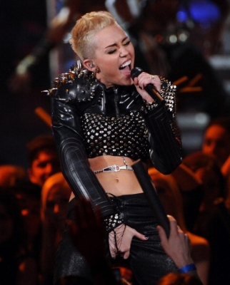 normal_158444143-singer-miley-cyrus-performs-onstage-during-gettyimages - VH1 Divas 2012 - Show