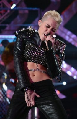 normal_158444169-singer-miley-cyrus-performs-on-stage-at-vh1-gettyimages - VH1 Divas 2012 - Show