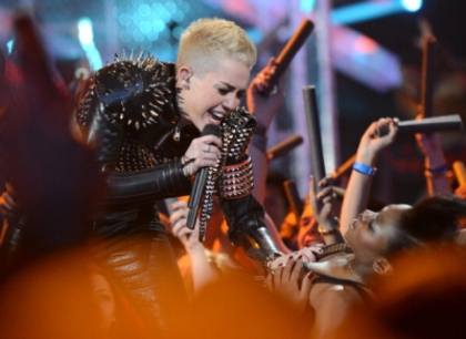 normal_158444230-singer-miley-cyrus-performs-onstage-at-vh1-gettyimages - VH1 Divas 2012 - Show