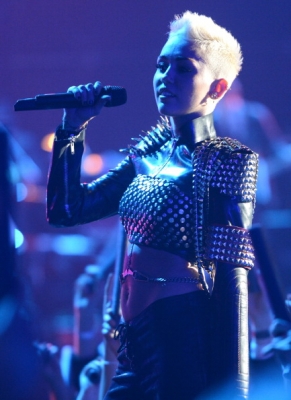 normal_158444240-singer-miley-cyrus-performs-onstage-at-vh1-gettyimages (1) - VH1 Divas 2012 - Show