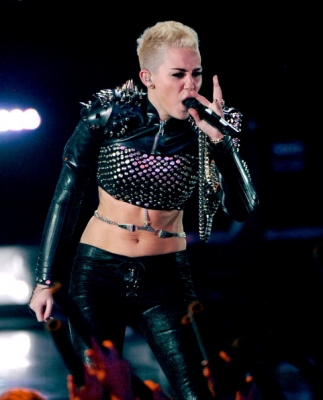 normal_158444245-singer-miley-cyrus-performs-onstage-during-gettyimages - VH1 Divas 2012 - Show