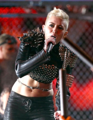 normal_158444384-singer-miley-cyrus-performs-onstage-during-gettyimages - VH1 Divas 2012 - Show